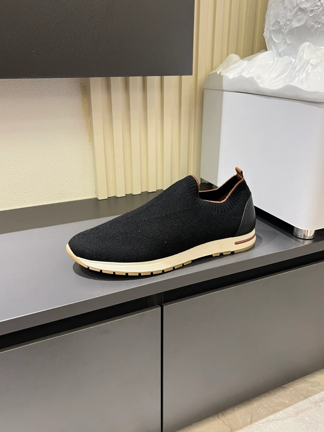 Men's Men's Shoes 💰p380 Loro Men's Shoes 💰piana/Noyo Piana 360 L Men's Shoes 💰p Flexy Walk Men's Sports Shoes These sports shoes are made of knitted wool uppers, and the heel is wrapped in smooth calf leather. Merino sheep are selected from Australia and New Zealand. The upper is machine-woven like a sweater, and then equipped with a white rubber outsole and a Kummel-colored sole. It is both beautiful and non-slip. The fabric is 100% cashmere and the insole is calf leather. It is super comfortable on the feet! Comes with full original packaging! Multiple colors available! Size: 38-44 (45 customized)